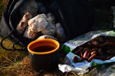wegańskie śniadanko - własne ciastka owsiane, daktyle, i ciepła (po ponad dobie!) herbata