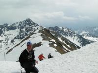 Już na szczycie, widok na Przełęcz Liliowe, Beskid, Świnicę, a po prawej Tatry Słowackie