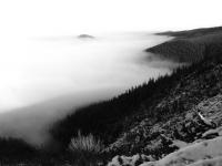 Skupniów Upłaz, po lewej wyspa wypływająca z mgły