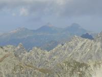 Widok ze szczytu na Tatry Bielskie, na pierwszym planie grań między Świstowym a Jaworowym