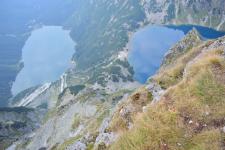 już coraz wyżej, po lewej Morskie Oko, po prawej Czarny Staw pod Rysami