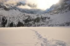 Morskie Oko spowite śniegiem